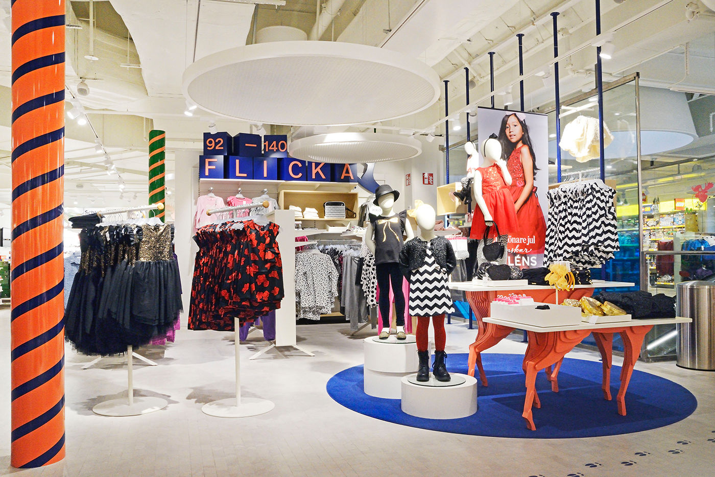Åhléns butikskoncept barnavdelning med display av barnmode